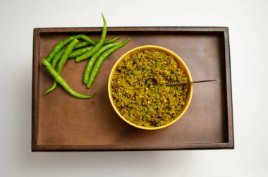 Çiğ yeşil biber turşusu, Mirchi Achar ahşap bir tepsiye yerleştirilmiş. Üst Açı Görünümü, Stüdyo Çekimi 