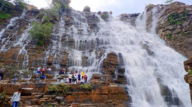 Tirathgarh Şelalesi, Kanger Vally Ulusal Parkı, Basar, Chhattisgarh, Hindistan. Kanger Nehri 'nde blok tipi şelale. Su tek bir damlada 91 metre (299 ft) aşağı düşer.