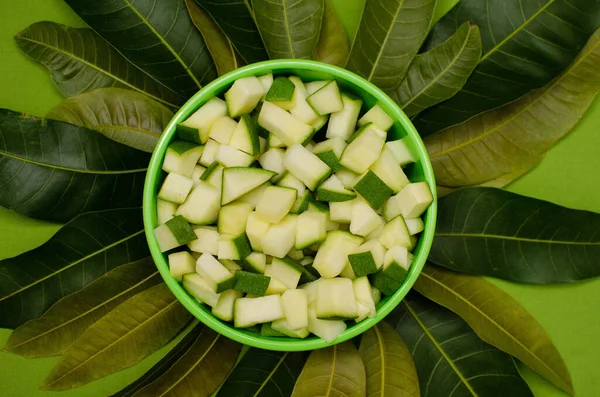 Raw Mango Pieces Green Bowl Mango Tree Leaves Green Background — Stock Photo, Image