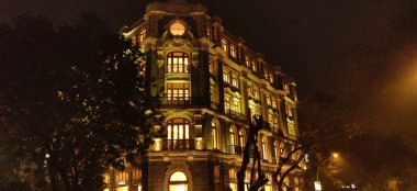 Güney Mumbai 'deki 110 yıllık İsmail Binası' ndaki Zara mağazası toplam 51.300 metrekare, Mumbai, Hindistan