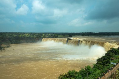 Indravati nehri, Chitrakote Şelalesi yüksekliği 29 metre. Hindistan 'ın en geniş sonbaharıdır. Jagdalpur, Bastar bölgesinde, Chhattisgarh, Hindistan