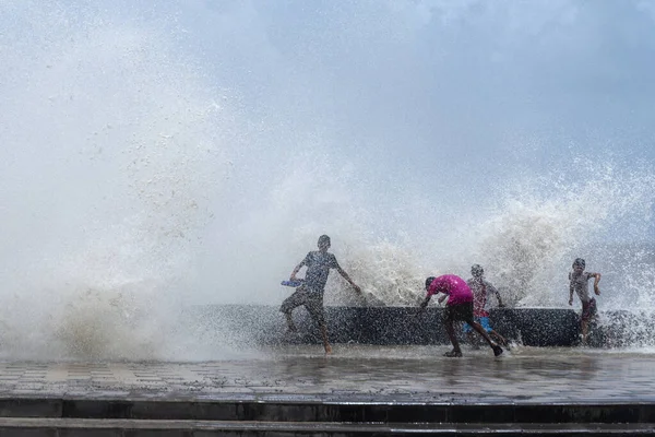 Marine Drive Мумбаи Июнь 2014 Года Дети Наслаждаются Водяным Спреем — стоковое фото