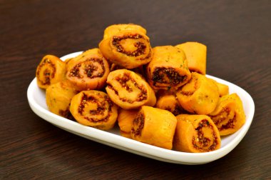 Bhakarwadi veya Bakarwadi veya börek, geleneksel tatlı ve baharatlı aperatif