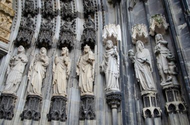 Katedral, Köln, Kuzey Ren Vestfalyası, Almanya ve Avrupa cephesindeki taş figürlerin ayrıntıları