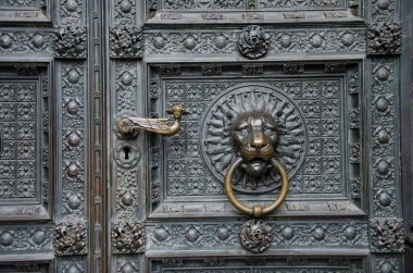 Katedral, Köln, Kuzey Ren Vestfalyası, Almanya ve Avrupa 'nın ana kapısına detaylar kazınıyor.