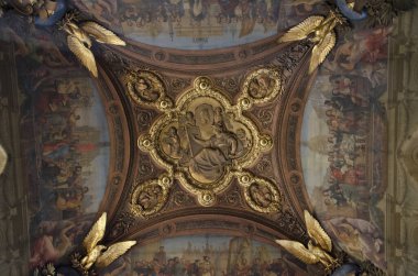 Güzel oyulmuş ve renkli tavan, Louvre Müzesi, Paris, Fransa, Avrupa