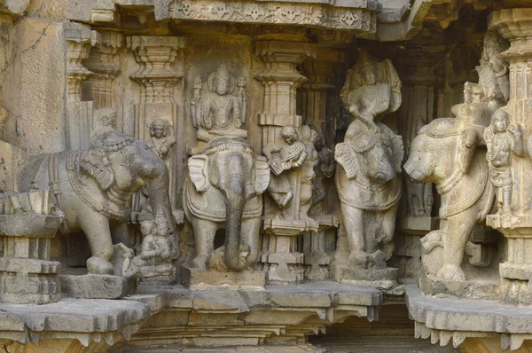 Jeźdźcy Słoni Najniższej Części Świątyni Kopeshwar Khidrapur Maharashtra Indie — Zdjęcie stockowe