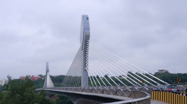 Durgam Cheruvu Kablo Köprüsü Jubilee Hills 'i Finansal Bölge, Hyderabad, Telangana, Hindistan' a bağlıyor.