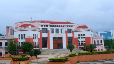 Shilpakala Vedhika, Hi-Tech, Hyderabad, Telangana, Hindistan 'da bir terasotta konferans salonu.