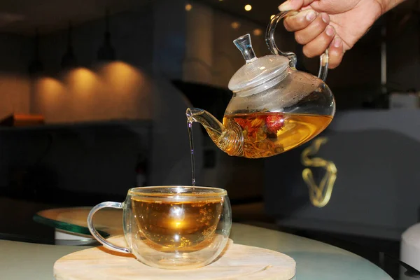 お茶をカップに入れる カップの泡とティーポットからお茶を滴下 — ストック写真