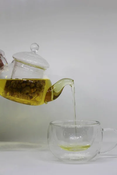 Nalít Zlatý Čaj Průhledném Čajovém Šálku — Stock fotografie