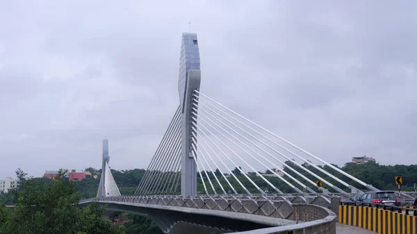 ジュビリーヒルズとインドのテレグアナ州ハイデラバード市の金融街を結ぶダルガムシェルブケーブル橋 — ストック写真