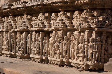 Heykellerin yakın çekimi, Rani Ki Vav, Patan, Gujarat, Hindistan. Stepwell 'in yedi kat merdiveni ve 500' den fazla heykel paneli var.