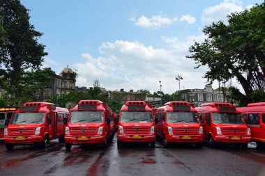 CST, Mumbai, Maharashtra 'daki yeni kırmızı BEST otobüsleri,