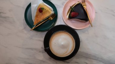 Sıcak kahve ve kek manzaralı.