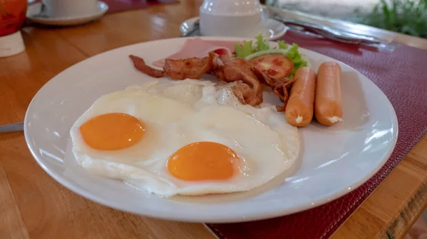 Closeup Fried Egg Sausage Ham White Plate — Stock Photo, Image