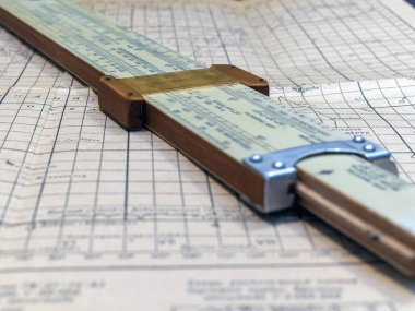 Bir pilotun slayt kuralı eski bir kağıttaki hava navigasyonu için klasik ekipmanlardır..