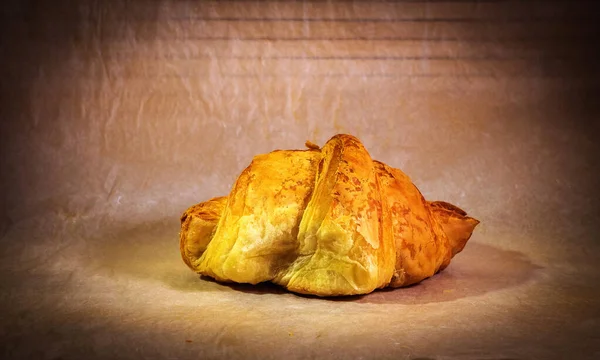 Croissant Pečicím Papíru — Stock fotografie