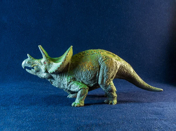 Modelo Dinossauro Fundo Azul Escuro — Fotografia de Stock