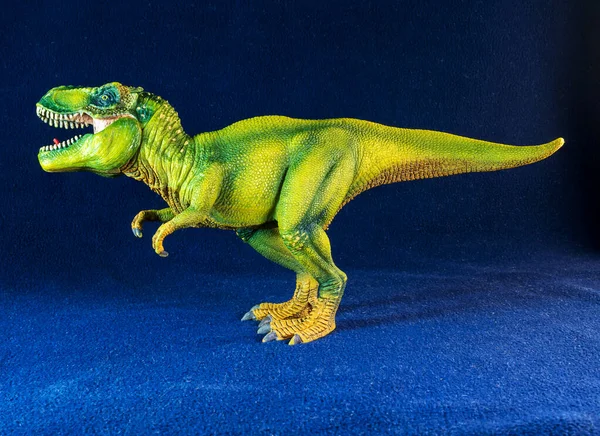 Modelo Dinossauro Fundo Azul Escuro — Fotografia de Stock