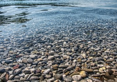 Akdeniz sahillerinde deniz çakıl taşları deseni. 