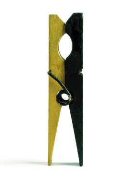 Clothespin, izole edilmiş beyaz arka planda öpüşen bir çift gibidir..