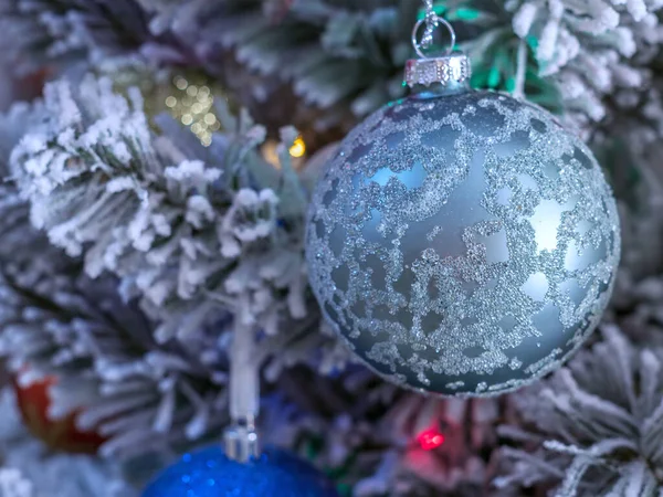 Decorações Natal Estão Árvore Natal Bola Vermelha Uma Árvore Natal — Fotografia de Stock