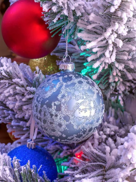Decorações Natal Estão Árvore Natal Bola Vermelha Uma Árvore Natal — Fotografia de Stock