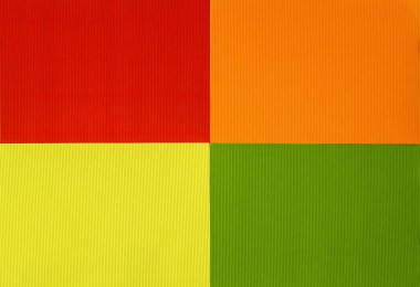 Dört renkli çizgili kağıt yaprağı. Kırmızı, turuncu, sarı, yeşil renkler.