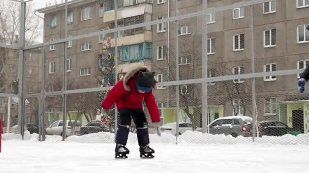 Matka Učí Svého Syna Bruslit Zimě Během Sněžení Zimní Volný — Stock video