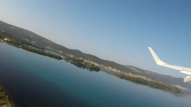 Start in Tivat, Montenegro. Sommer 2020. Blick auf den Fensterplatz. Flugzeug. Fensterblick. — Stockvideo