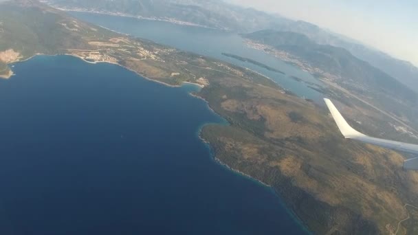 Penerbangan rendah di atas Teluk Kotor, Tivat, Montenegro. Musim panas 2020. Jendela tampilan kursi. Pesawat terbang. Tampilan Jendela. — Stok Video