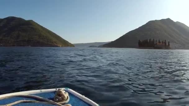 El viaje en barco por la bahía de Kotor. — Vídeos de Stock