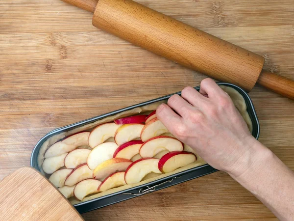 Mãos Uma Mulher Caucasiana Que Prepara Uma Torta Maçã Molde — Fotografia de Stock