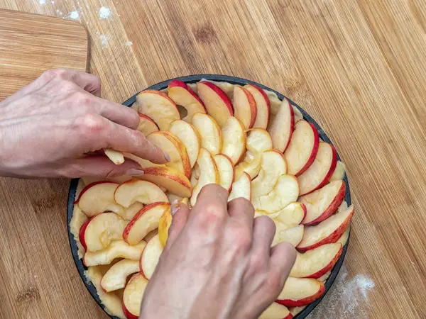 丸型でアップルパイを作っている白人女性の手 — ストック写真