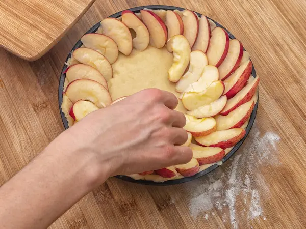 Mano Una Mujer Caucásica Que Cocina Pastel Manzana Molde Redondo —  Fotos de Stock