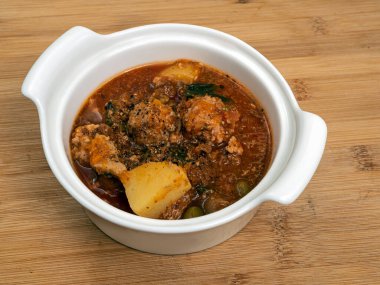 Ev yapımı sebze yahnisi, mantar ve ahşap masada köfte. Yakın plan..