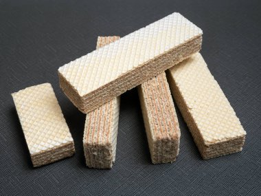 Koyu gri arka planda Napoli waffle 'ları. Yakın plan..