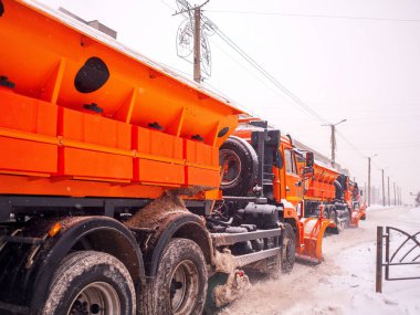 Kar temizleme kamyonları kar yağışı sırasında şehir yollarındaki kar ve buzları kaldırıyor. Kış, kar, yoğun trafik.