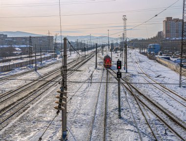 Kışın demiryolu merkezi. Trans-Sibirya Demiryolu. Yukarıdan görüntüle.
