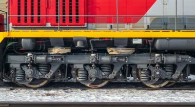 Küçük desel manevra lokomotifinden oluşan bir tren yolu..