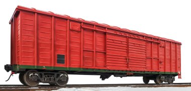 Beyaz arka planda izole edilmiş raylarda standart dizaynlı kırmızı yük vagonu. 