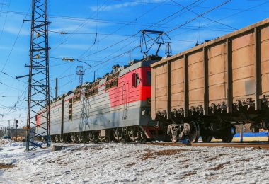 Elektrikli lokomotif, Trans-Sibirya Demiryollarının birinde bir kargo treni çekiyor..