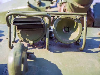 Antika bir askeri tanka tank farları. Yakın plan..