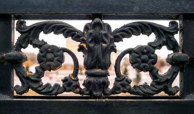 Siyah klasik dekoratif metal çitler. Çiçek süsü. Yakın plan, ön görünüm.