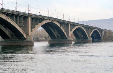 Sibirya 'da geniş nehir boyunca büyük beton ulaşım köprüsü. 