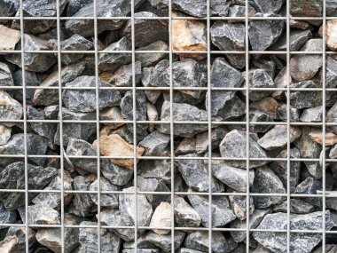 Metal ağın altında ezilmiş taş dokusu. Taş deseni, yakın plan..