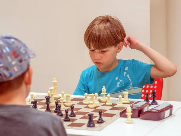 Niño Juega Un Solo Juego De Ajedrez En Casa En El Piso. Tablero De Ajedrez  Con El Final Del Juego De Ajedrez. Aprender a Jugar Al Foto de archivo -  Imagen de