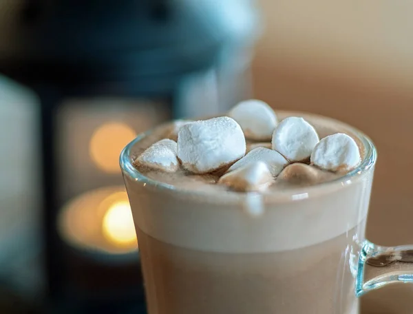 Une Tasse Cacao Avec Des Guimauves Est Debout Sur Table — Photo