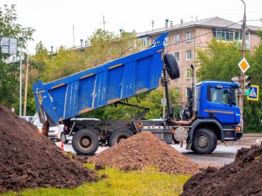 Bahşiş kamyonu boşaltılıyor. Toprak boşaltma işlemi. Çöp kamyonu yolda..